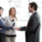 Poignée de mains pour la conclusion d'un contrat SLA infogérance informatique